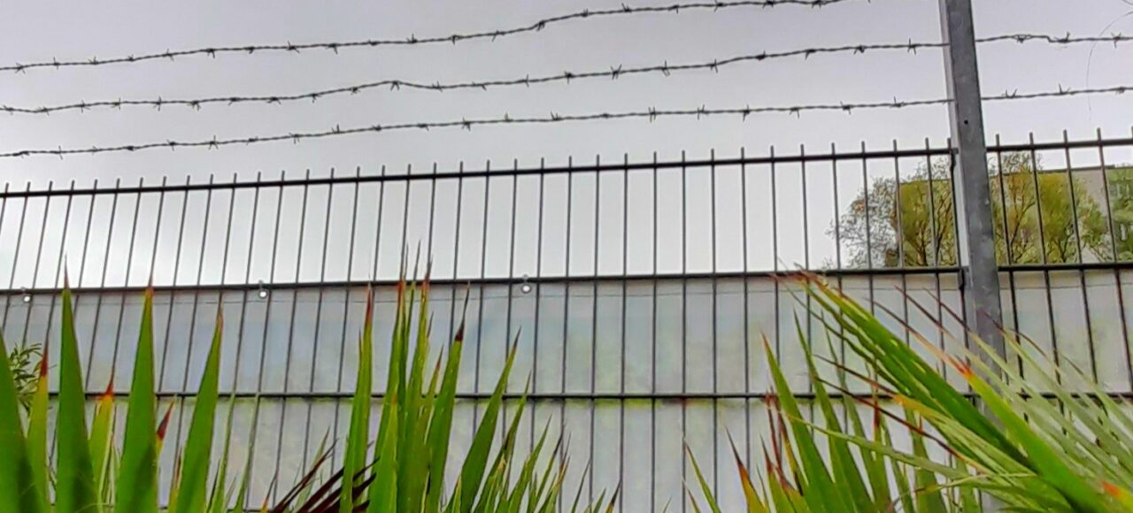 Illustration de la couverture de "Emprisonnés?" (Roman d'école no 66)